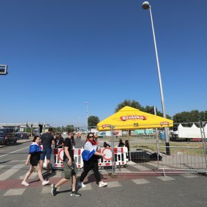 Obožavatelji u fan zonama ispred Hipodroma