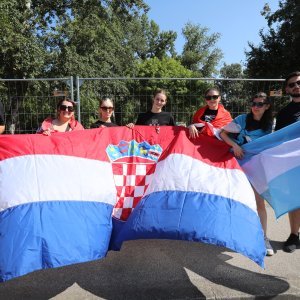 Obožavatelji u fan zonama ispred Hipodroma