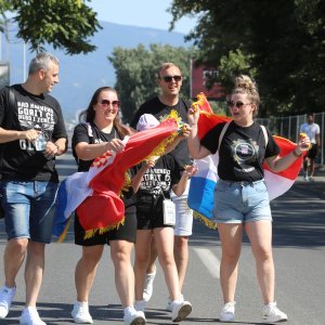 Obožavatelji u fan zonama ispred Hipodroma