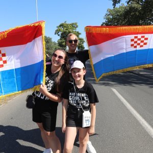 Obožavatelji u fan zonama ispred Hipodroma