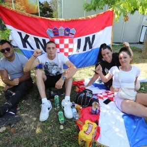 Obožavatelji u fan zonama ispred Hipodroma