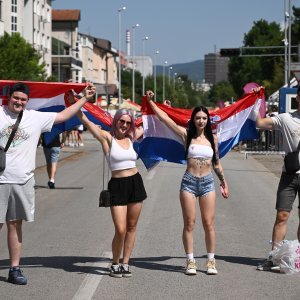 Obožavatelji u fan zonama ispred Hipodroma