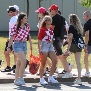 Obožavatelji u fan zonama ispred Hipodroma