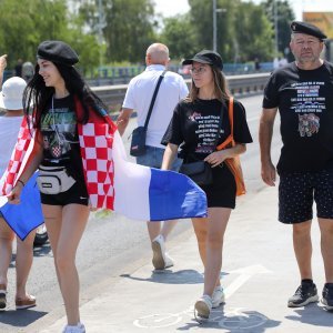 Obožavatelji u fan zonama ispred Hipodroma
