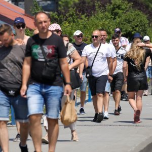 Obožavatelji u fan zonama ispred Hipodroma