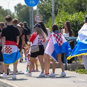 Obožavatelji u fan zonama ispred Hipodroma