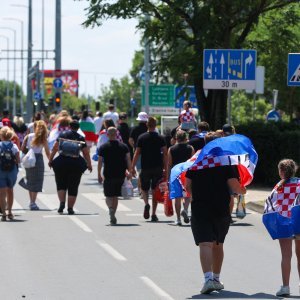 Obožavatelji u fan zonama ispred Hipodroma
