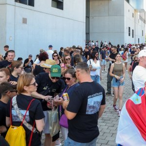 Obožavatelji u fan zonama ispred Hipodroma