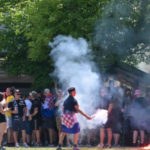Obožavatelji u fan zonama ispred Hipodroma