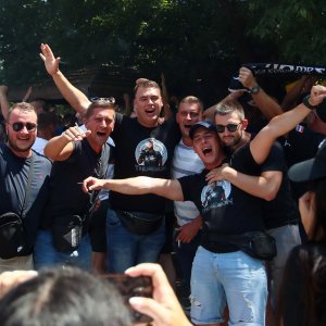 Obožavatelji u fan zonama ispred Hipodroma