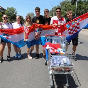 Obožavatelji u fan zonama ispred Hipodroma