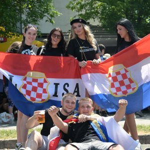 Obožavatelji u fan zonama ispred Hipodroma