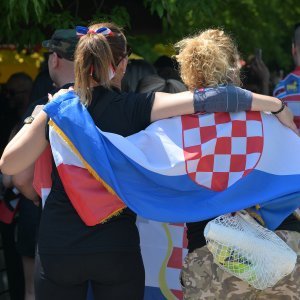 Obožavatelji u fan zonama ispred Hipodroma