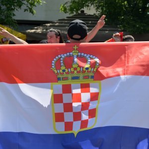 Obožavatelji u fan zonama ispred Hipodroma