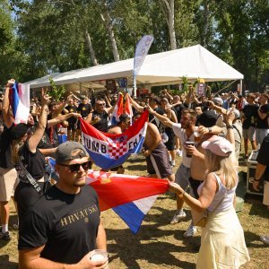 Obožavatelji u fan zonama ispred Hipodroma