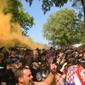 Obožavatelji u fan zonama ispred Hipodroma