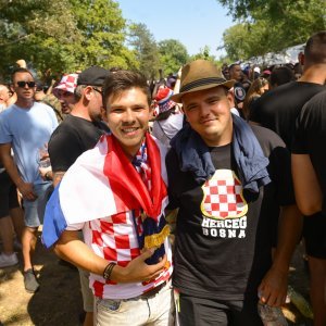 Obožavatelji u fan zonama ispred Hipodroma