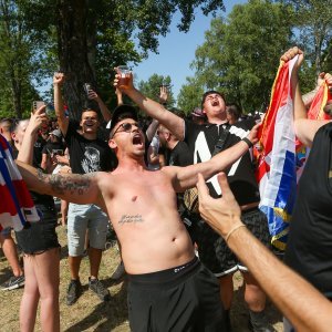 Obožavatelji u fan zonama ispred Hipodroma