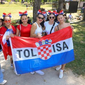 Obožavatelji u fan zonama ispred Hipodroma