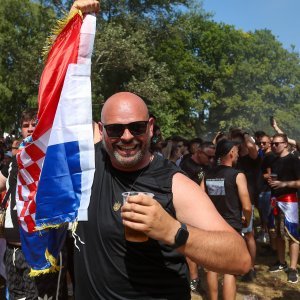 Obožavatelji u fan zonama ispred Hipodroma