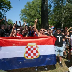 Obožavatelji u fan zonama ispred Hipodroma