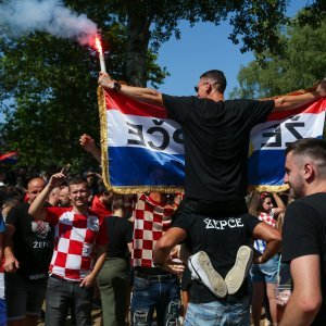 Obožavatelji u fan zonama ispred Hipodroma