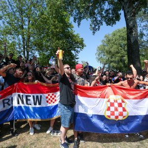 Obožavatelji u fan zonama ispred Hipodroma