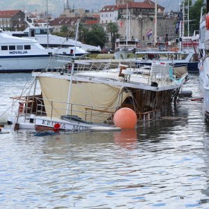 Potopljen brod u Splitu
