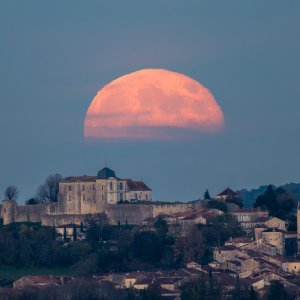 Kategorija Naš Mjesec: Moonrise Over Villebois-Lavalette
