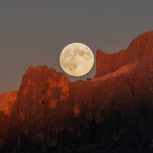 Kategorija Nebeski pejzaži: Moonrise Perfection Over the Dolomites