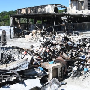 Nakon velikog požara tvornica Baumit u Siraču potpuno je uništena