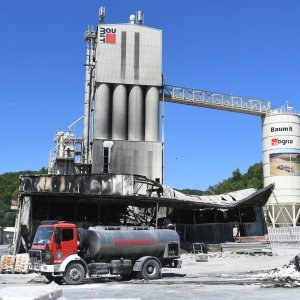 Nakon velikog požara tvornica Baumit u Siraču potpuno je uništena