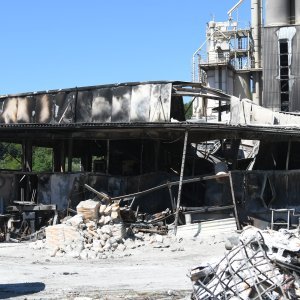 Nakon velikog požara tvornica Baumit u Siraču potpuno je uništena