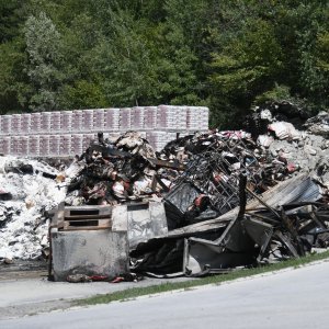 Nakon velikog požara tvornica Baumit u Siraču potpuno je uništena