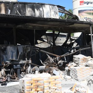 Nakon velikog požara tvornica Baumit u Siraču potpuno je uništena