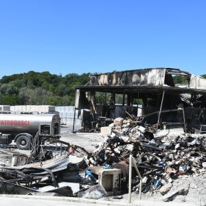 Nakon velikog požara tvornica Baumit u Siraču potpuno je uništena