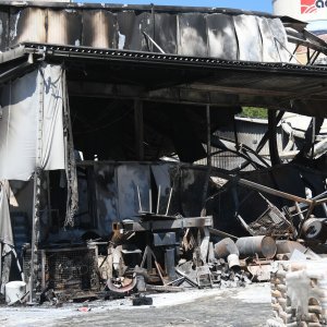 Nakon velikog požara tvornica Baumit u Siraču potpuno je uništena