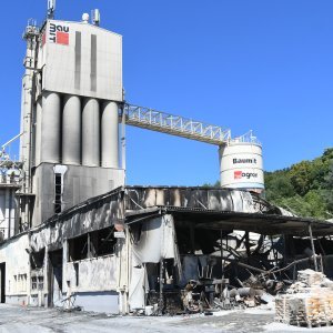 Nakon velikog požara tvornica Baumit u Siraču potpuno je uništena