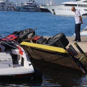 Prilikom spuštanja brodice na Matejušci u more upao kamion