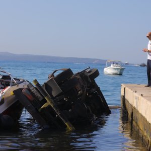 Prilikom spuštanja brodice na Matejušci u more upao kamion