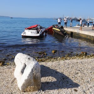 Prilikom spuštanja brodice na Matejušci u more upao kamion