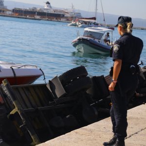 Prilikom spuštanja brodice na Matejušci u more upao kamion