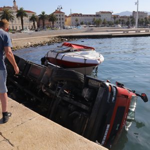 Prilikom spuštanja brodice na Matejušci u more upao kamion