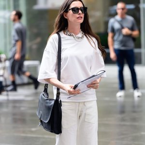 Anne Hathaway na setu filma 'Vrag nosi Pradu 2'