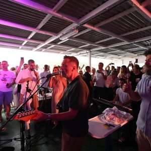 Koncert na trajektu u čast Olivera Dragojevića