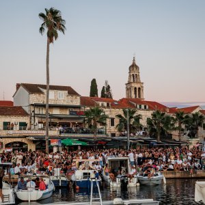 Vela Luka uoči početka koncerta 'Trag u beskraju'