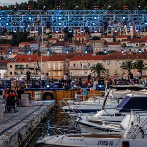 Vela Luka uoči početka koncerta 'Trag u beskraju'