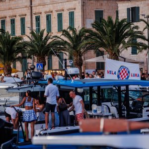 Vela Luka uoči početka koncerta 'Trag u beskraju'