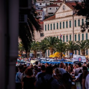 Vela Luka uoči početka koncerta 'Trag u beskraju'