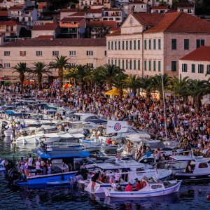 Vela Luka uoči početka koncerta 'Trag u beskraju'